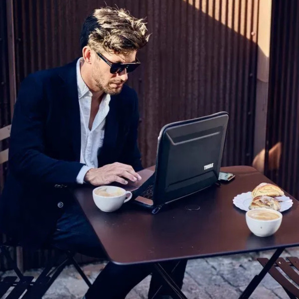 Чехол для ноутбука 14” Thule Gauntlet 5 Sleeve с жестким корпусом и механизмом Clamshell