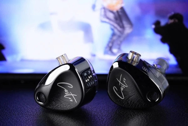 Дана модель навмисно позбавлена мікрофона та пульта керування — весь акцент зроблено на якості звучання.