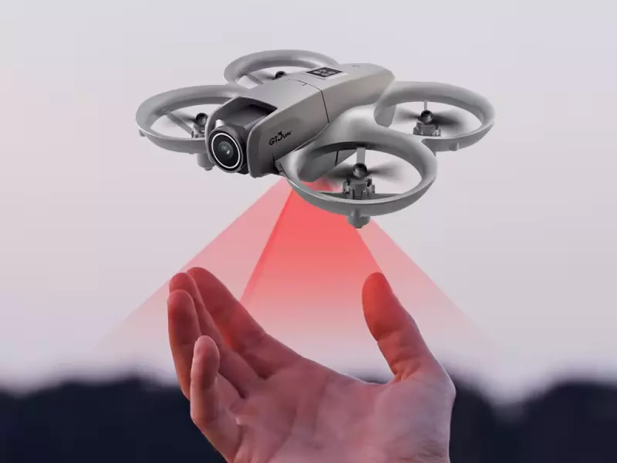 Одной из ключевых особенностей квадрокоптера является Hover-режим — функция удержания высоты и стабильного зависания. Дрон автоматически фиксируется в воздухе, поддерживая заданную высоту без дрожаний. Это облегчает управление и делает возможной чёткую, неразмытую съёмку даже у детей и тех, кто впервые держит пульт управления.  Для максимальной безопасности GT3 оснащён датчиками препятствий с трёх сторон. Они сканируют пространство вокруг дрона и автоматически помогают избегать стен, деревьев и других объектов, снижая риск столкновений. Это особенно важно при полётах в квартире, во дворе или на детской площадке. Дополнительную защиту обеспечивает прочный корпус, который выдерживает небольшие падения и удары.-2