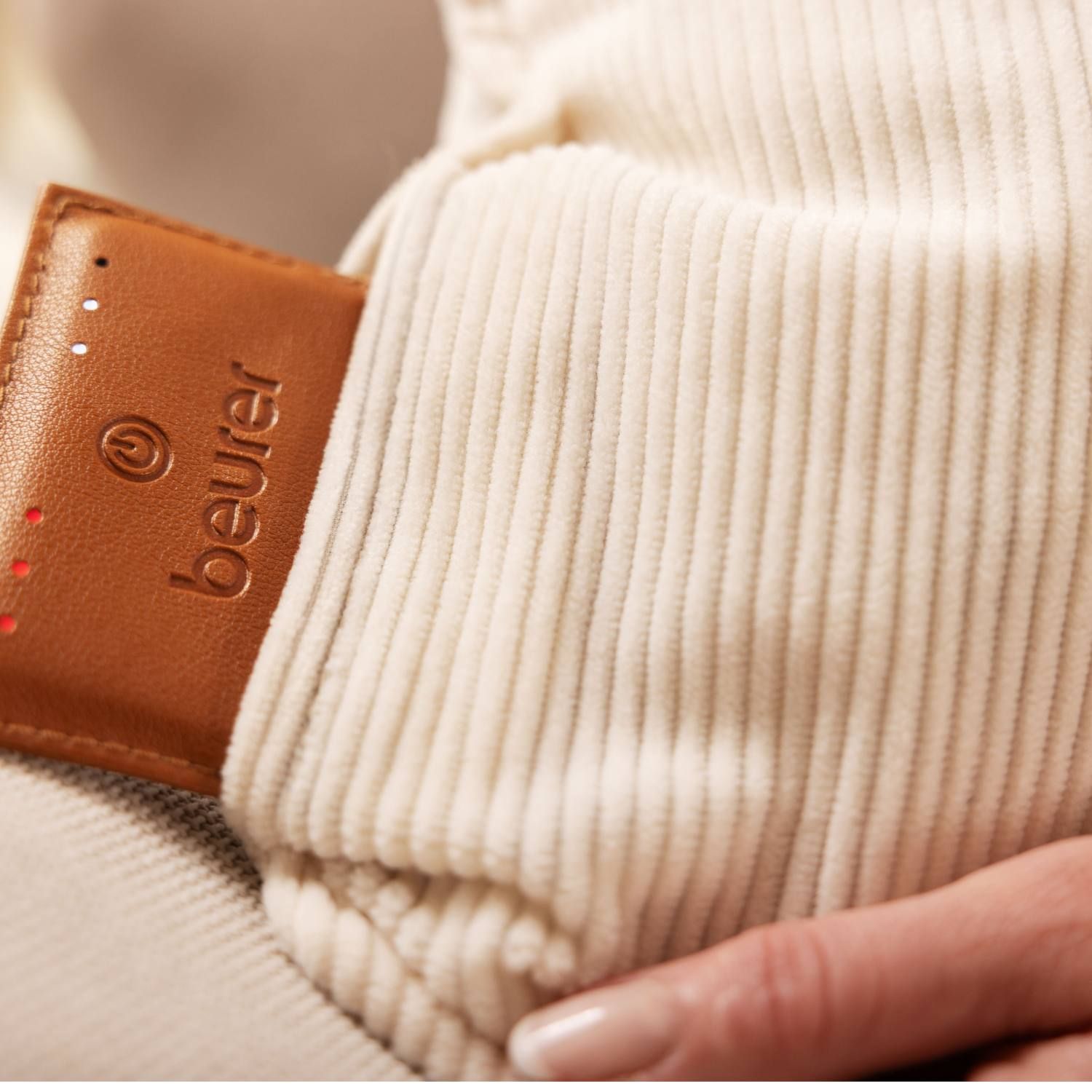 Акумуляторна електрогрілка-подушка BEURER HK 77 Heaty Cashmere-creme, з пультом управління та 3 температурними рівнями-3